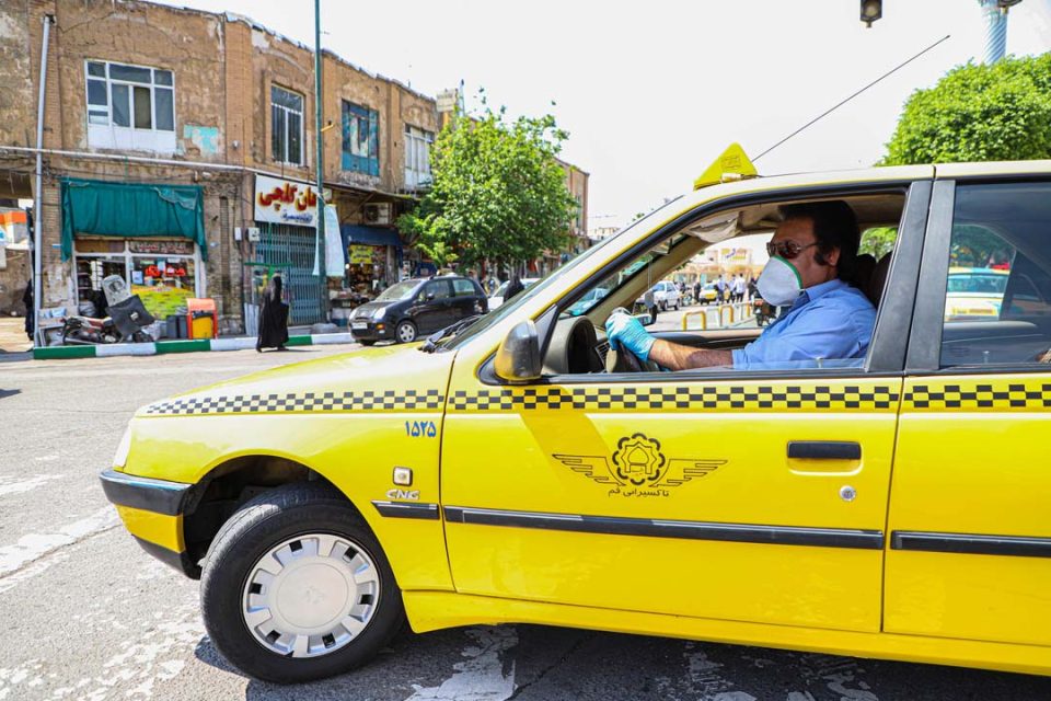 يخضع سائقي التكسي في مدينة قم لدورات لتعليم اللغة العربية والإنجليزية