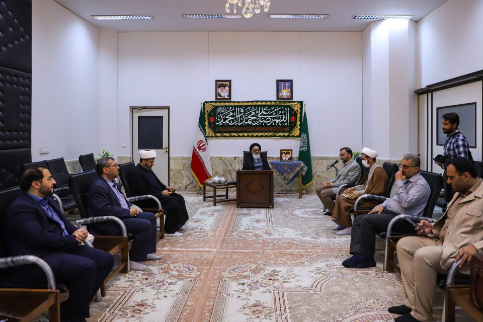 إلتقى أعضاء مجلس مدينة شيراز بآية الله السيد محمد سعيدي